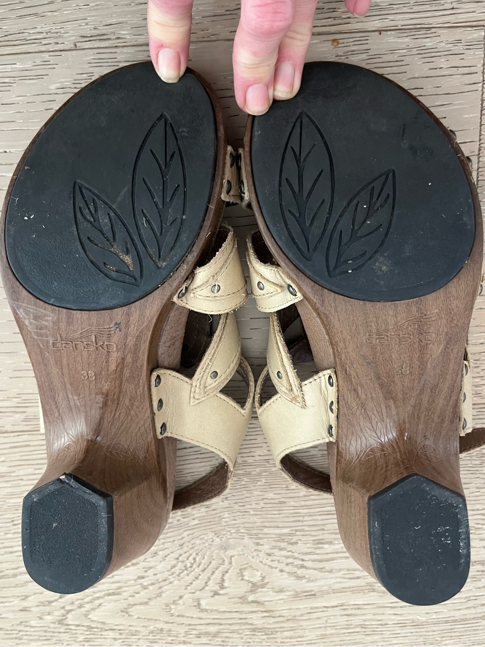 Dansko Beige Tan Nina Floral Cutout Clog Sandals Sz 7.5 / 38 - Picture 7 of 7